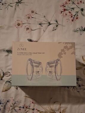 Brand New Zomee Silicone Hands-Free Collection Cups - Cream & Light Blue
